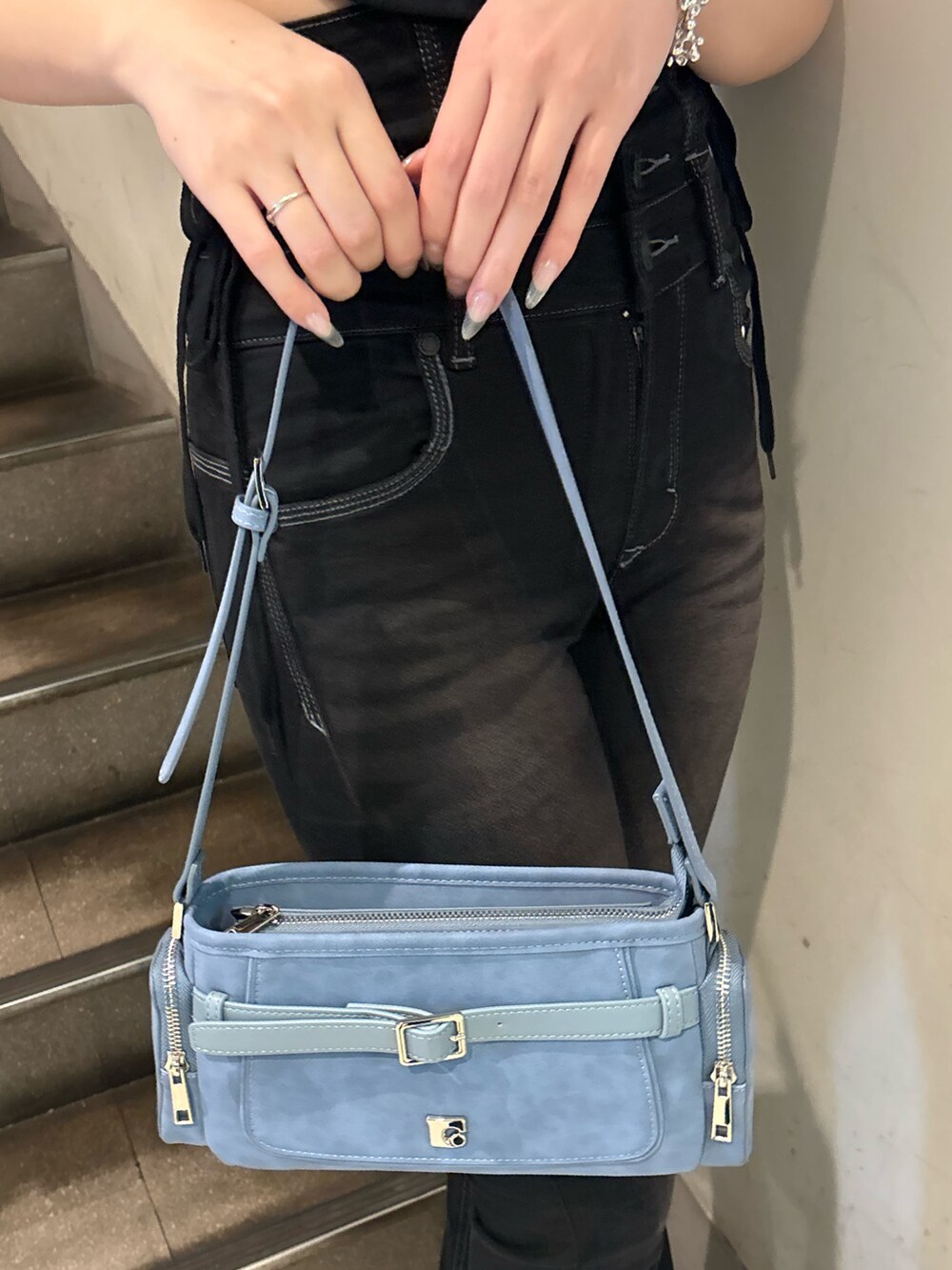 ブラック系のデニムパンツ、ホワイト系のサンダル、ブラック系のTシャツ/カットソーを着用したレディースの夏コーディネートの8枚目の写真