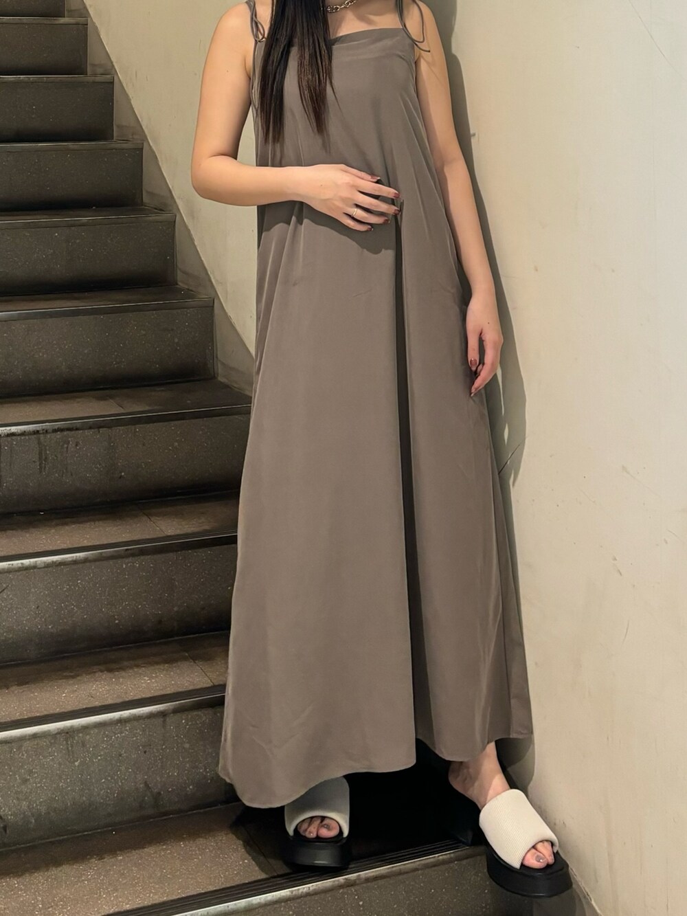 グレー系のワンピース、ホワイト系のサンダルを着用したレディースの春コーディネートの4枚目の写真