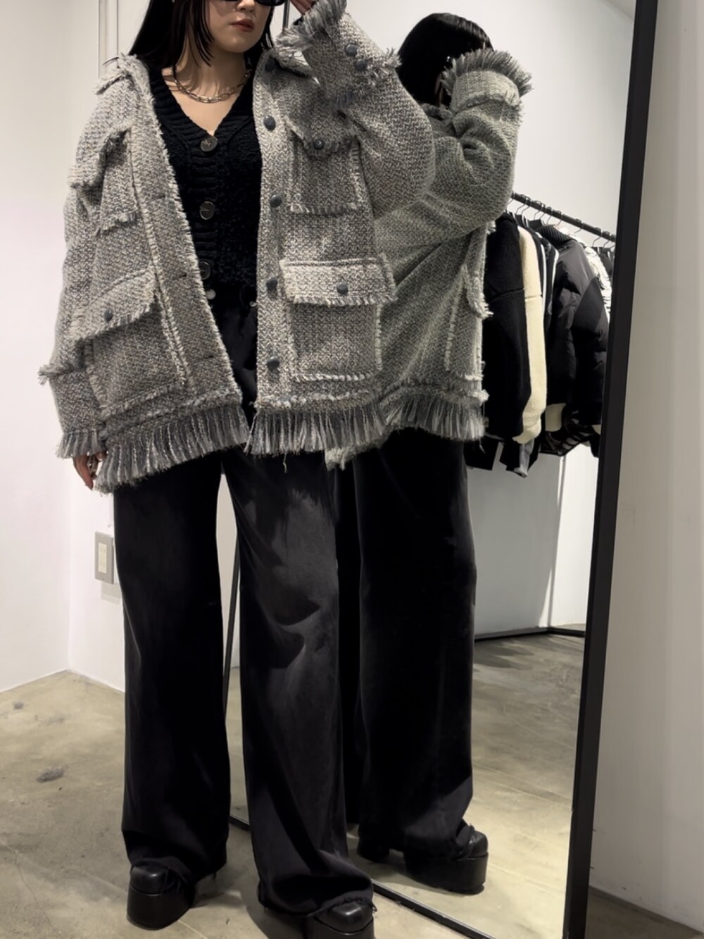 ブラック系のデニムパンツ、グレー系のその他アウター、ブラック系のカーディガン/ボレロを着用したレディースの秋コーディネートの2枚目の写真