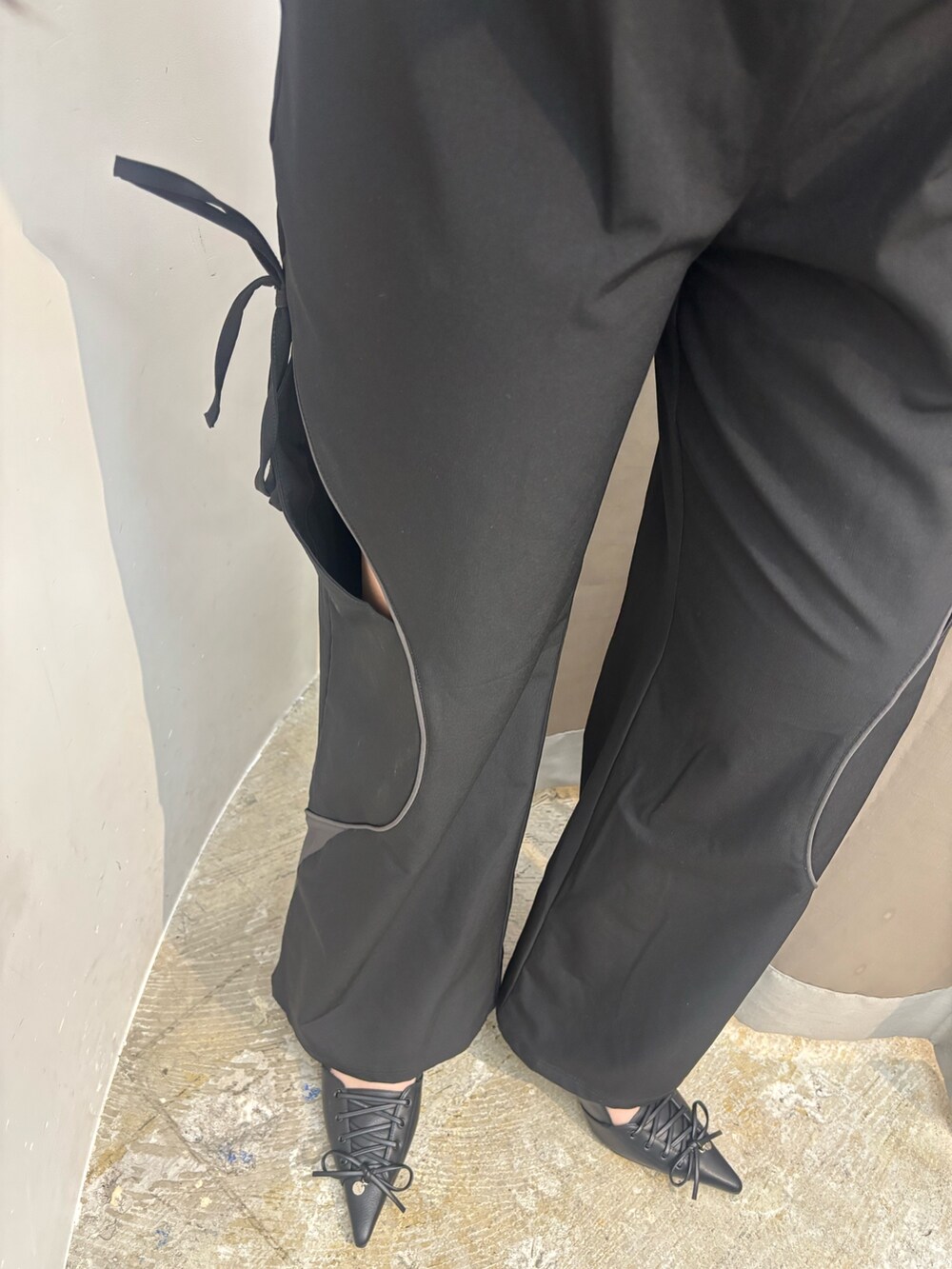 ホワイト系のパンプス、ブラック系のその他パンツ、ホワイト系のTシャツ/カットソーを着用したレディースの夏コーディネートの5枚目の写真