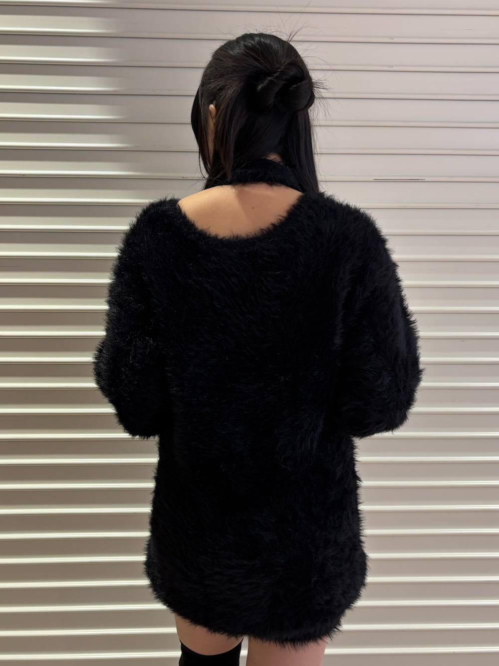 ブラック系のブーツ、ブラック系のワンピースを着用したレディースの秋コーディネートの5枚目の写真