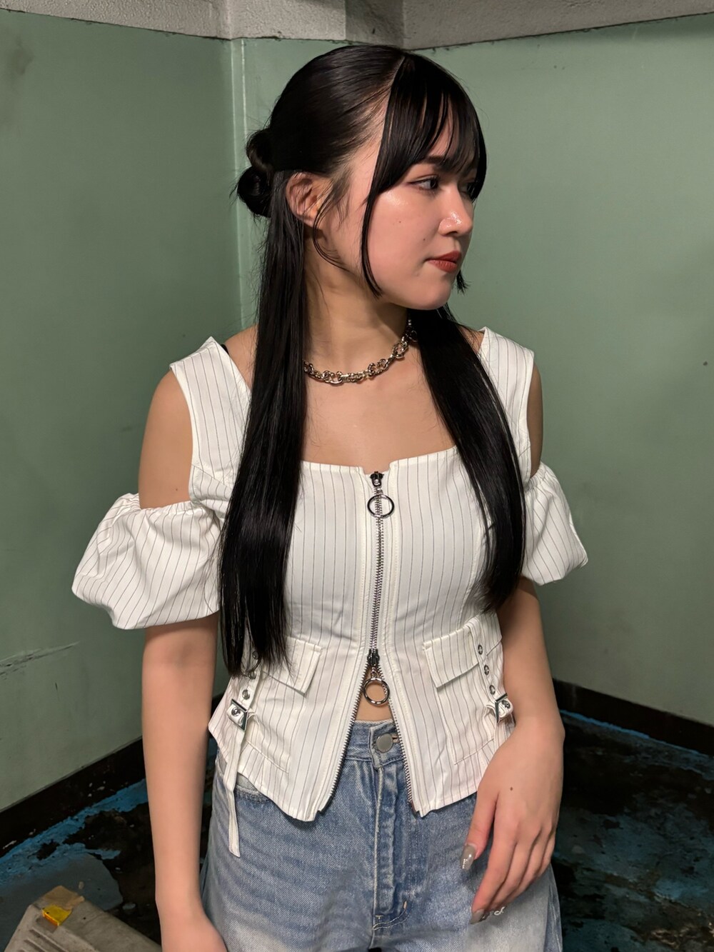 ホワイト系のサンダル、ブラック系のデニムパンツ、ホワイト系のTシャツ/カットソーを着用したレディースの夏コーディネートの4枚目の写真