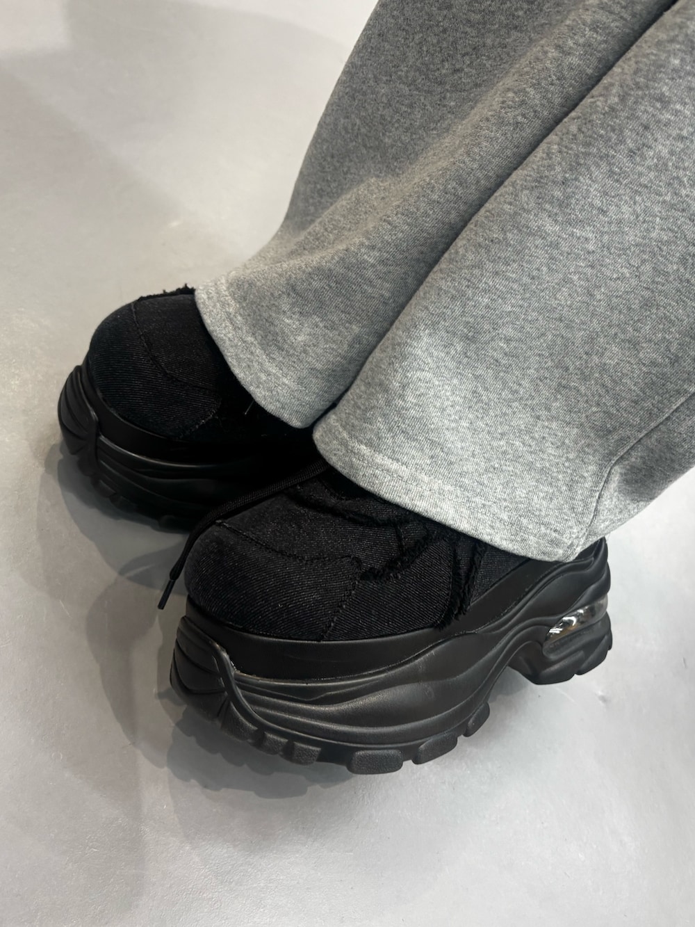 グレー系のスウェットパンツ、グレー系のシャツ/ブラウス、ブラック系のスニーカーを着用したレディースの春コーディネートの6枚目の写真