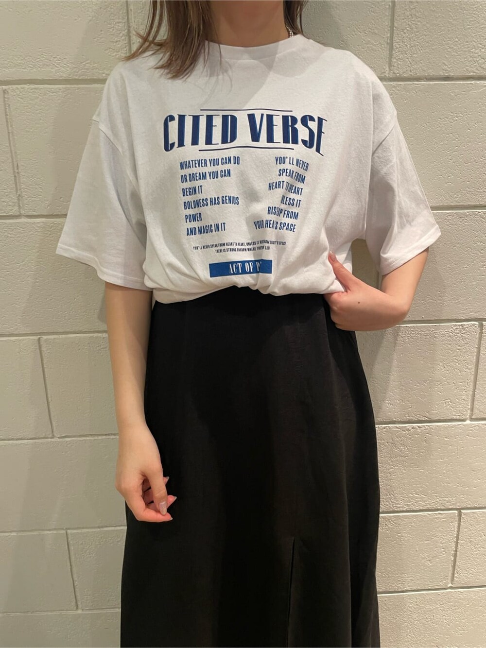 ブラック系のサンダル、ブラック系のワンピース、ホワイト系のTシャツ/カットソーを着用したレディースの春コーディネートの6枚目の写真