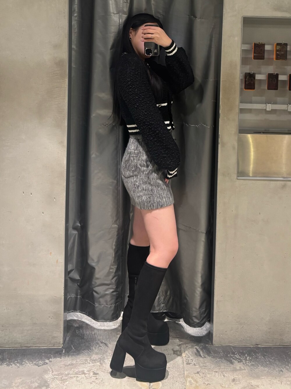 ブラック系のブーツ、ブラック系のカーディガン/ボレロ、グレー系のその他パンツを着用したレディースの冬コーディネートの2枚目の写真