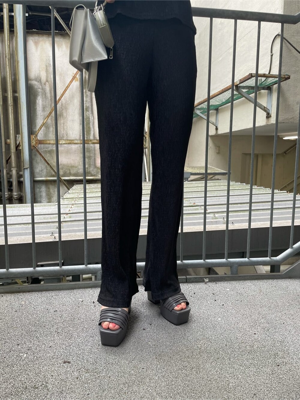 ブラック系のその他パンツ、グレー系のサンダル、ブラック系のタンクトップを着用したレディースの夏コーディネートの3枚目の写真