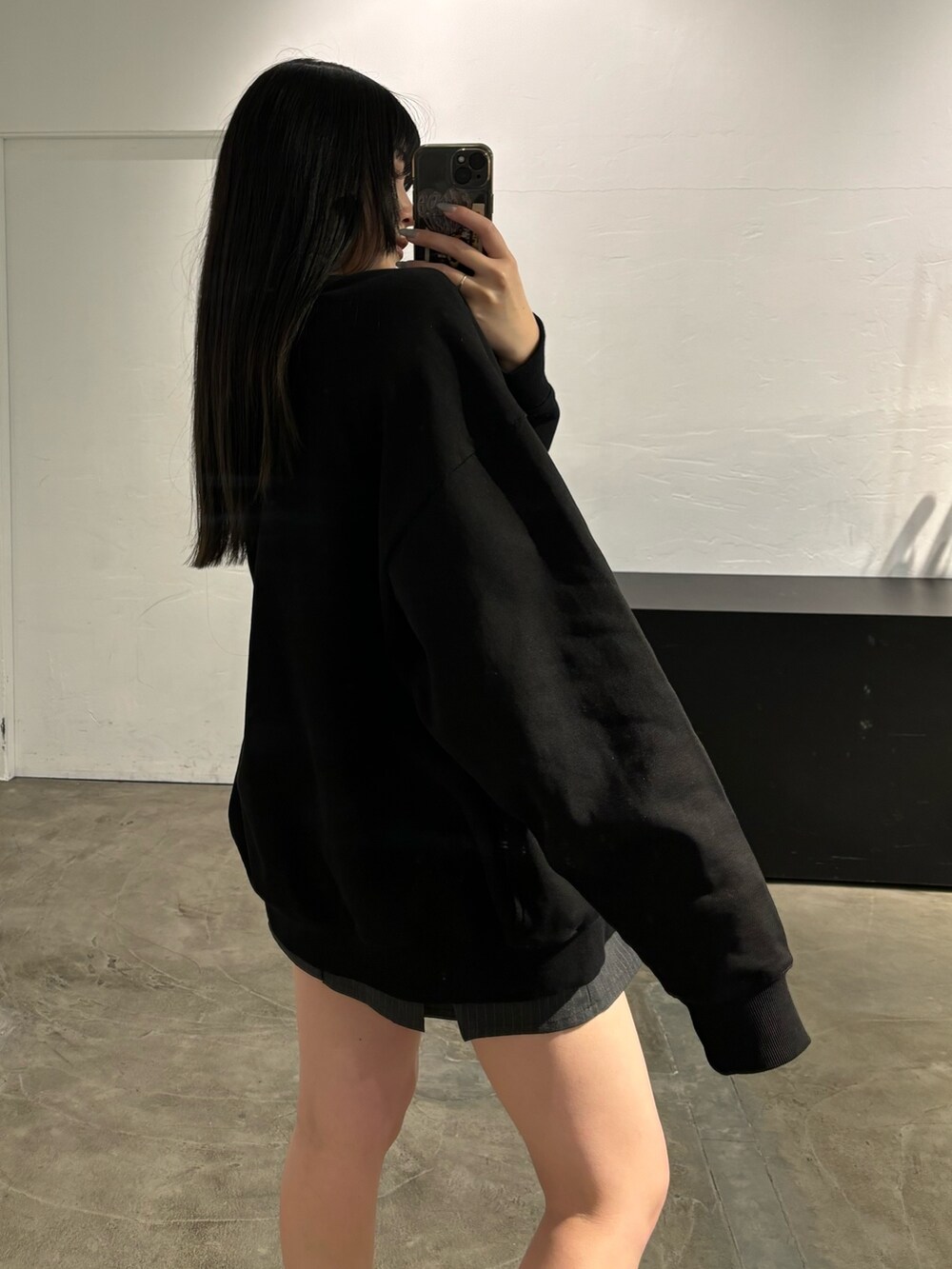 ブラック系のスカート、ブラック系のカーディガン/ボレロ、ブラック系のキャミソールを着用したレディースの春コーディネートの7枚目の写真