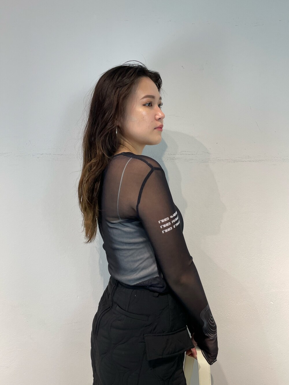 グレー系のTシャツ/カットソー、ブラック系のスカート、ブラック系のサンダルを着用したレディースの夏コーディネートの5枚目の写真