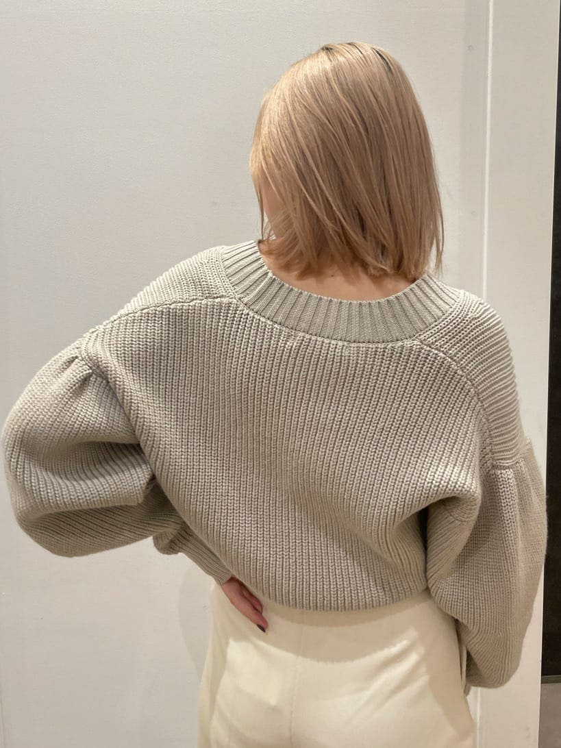 ブラック系のローファー、ホワイト系のその他パンツ、ベージュ系のカーディガン/ボレロを着用したレディースの冬コーディネートの6枚目の写真