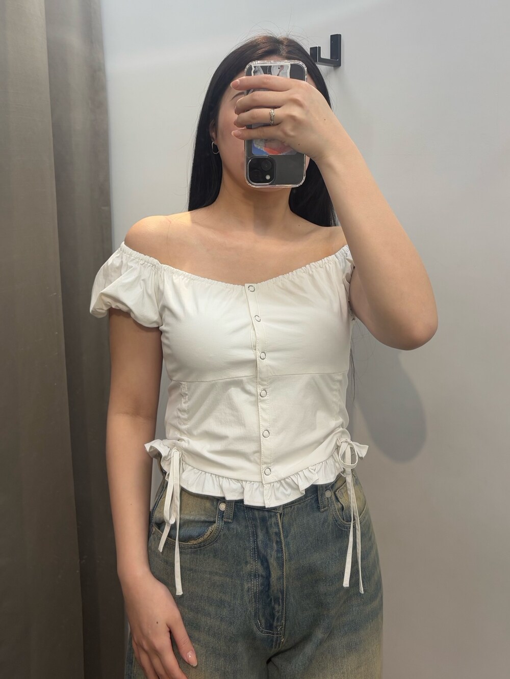 ブラック系のローファー、ブルー系のデニムパンツ、レッド系のTシャツ/カットソーを着用したレディースの春コーディネートの3枚目の写真