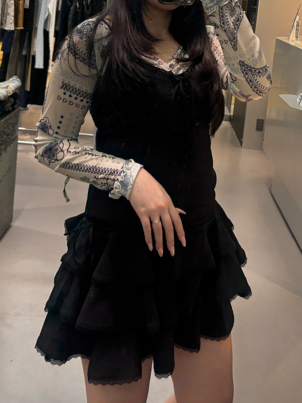 ブラック系のワンピース、ブラック系のサンダル、ホワイト系のTシャツ/カットソーを着用したレディースの春コーディネートの4枚目の写真