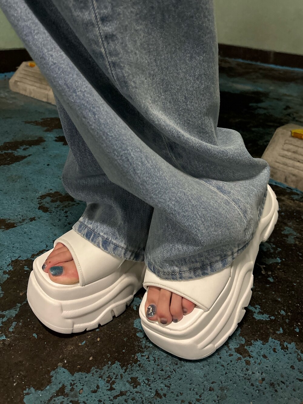 ホワイト系のサンダル、ブラック系のデニムパンツ、ホワイト系のTシャツ/カットソーを着用したレディースの夏コーディネートの7枚目の写真