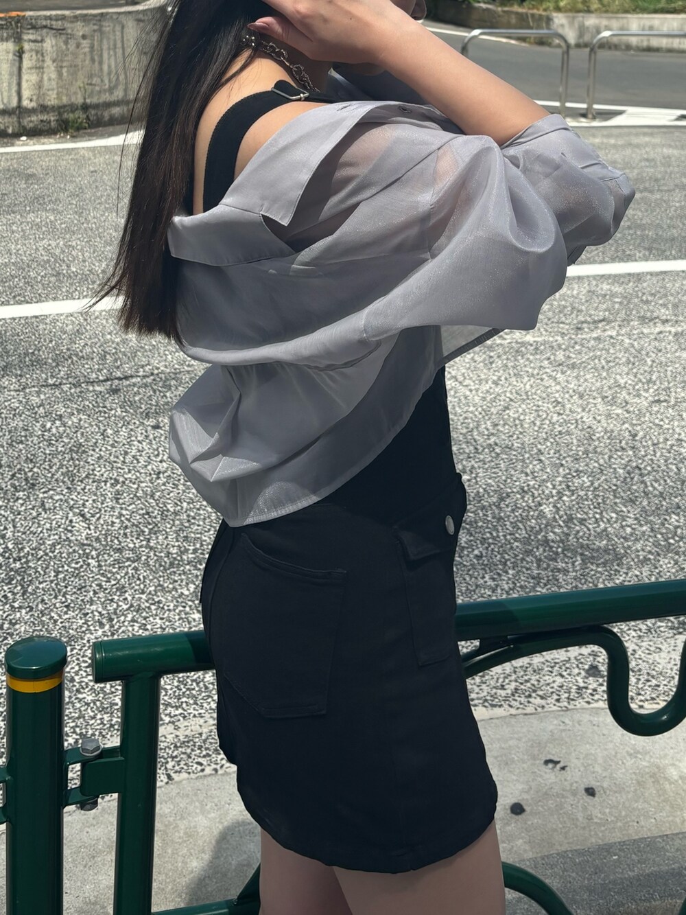 ブラック系のサンダル、ブラック系のワンピース、グレー系のシャツ/ブラウスを着用したレディースの春コーディネートの5枚目の写真