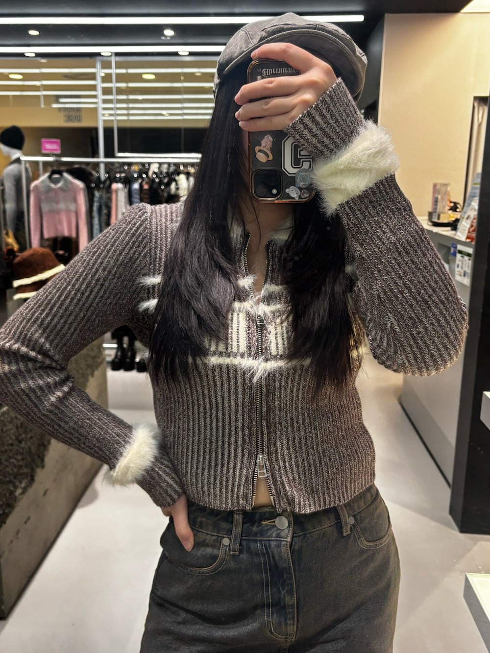 ブラック系のブーツ、ブラウン系のスカート、グレー系のニット/セーターを着用したレディースの冬コーディネートの3枚目の写真