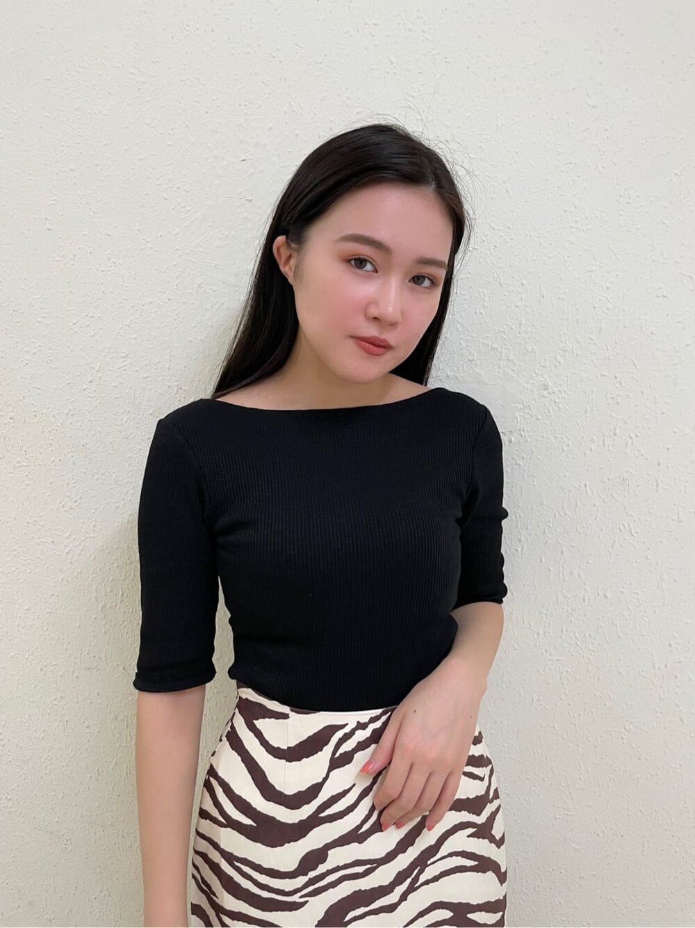 その他のスカート、ブラック系のサンダル、ブラック系のTシャツ/カットソーを着用したレディースの夏コーディネートの3枚目の写真