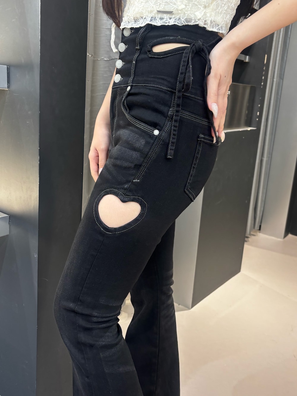 ブラック系のサンダル、ブラック系のデニムパンツ、ブラック系のTシャツ/カットソーを着用したレディースの夏コーディネートの6枚目の写真