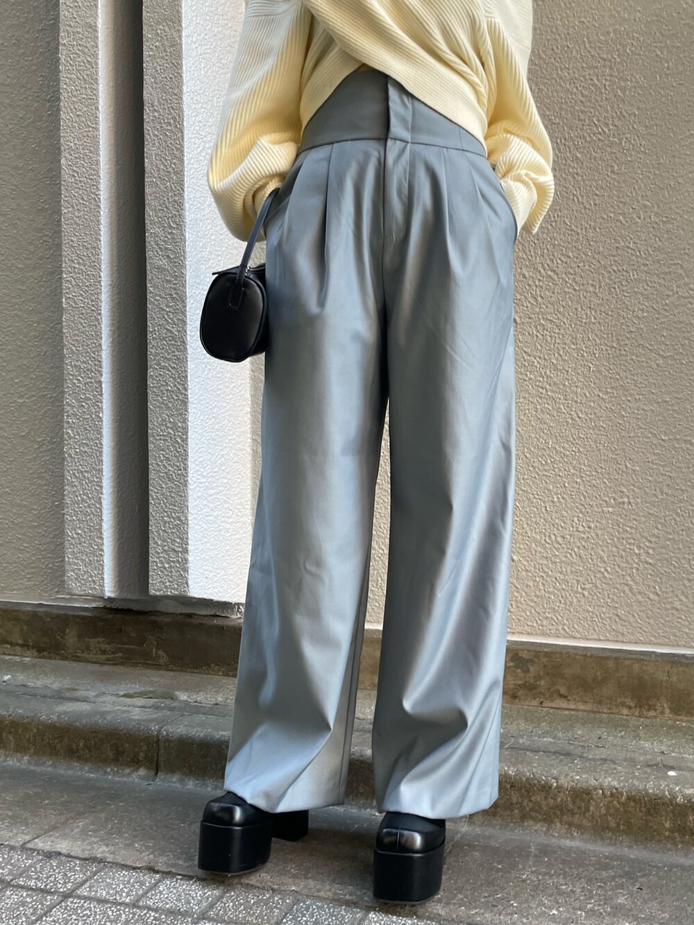 ホワイト系のニット/セーター、ブルー系のその他パンツ、ブラック系のブーツを着用したレディースの冬コーディネートの7枚目の写真