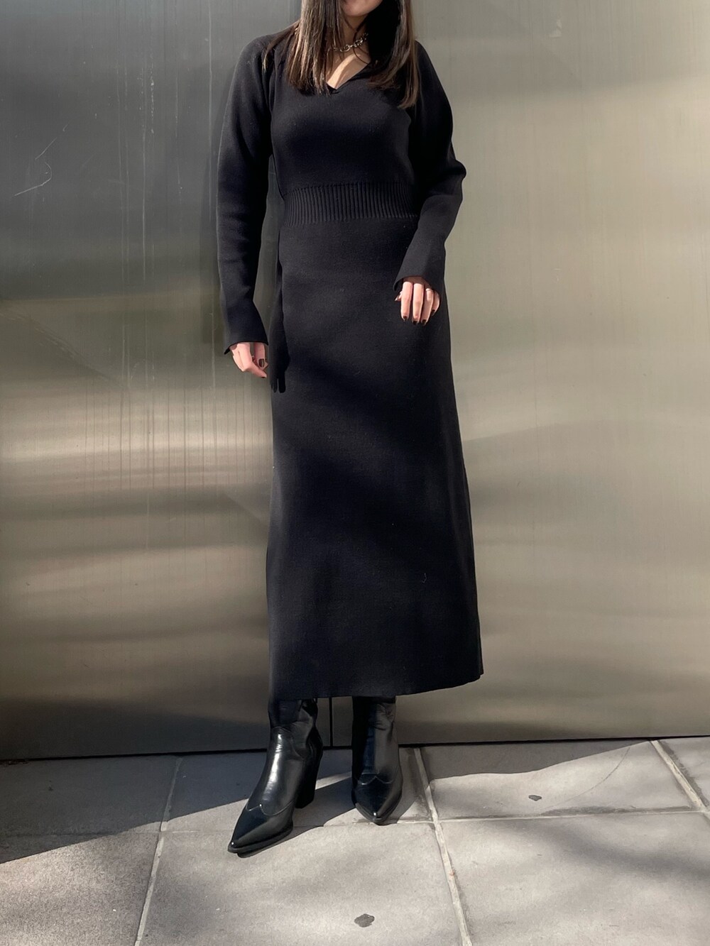 グレー系のブルゾン、ブラック系のワンピース、ブラック系のブーツを着用したレディースの冬コーディネートの8枚目の写真