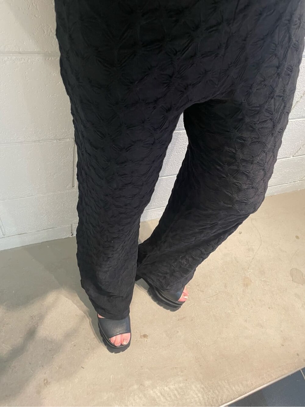 ブラック系のその他パンツ、ブラック系のサンダル、ホワイト系のTシャツ/カットソーを着用したレディースの夏コーディネートの5枚目の写真