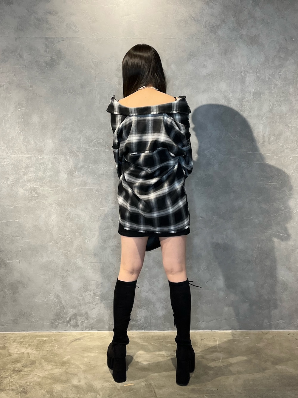 ブラック系のスカート、ブラック系のブーツ、ブラック系のシャツ/ブラウスを着用したレディースの冬コーディネートの3枚目の写真