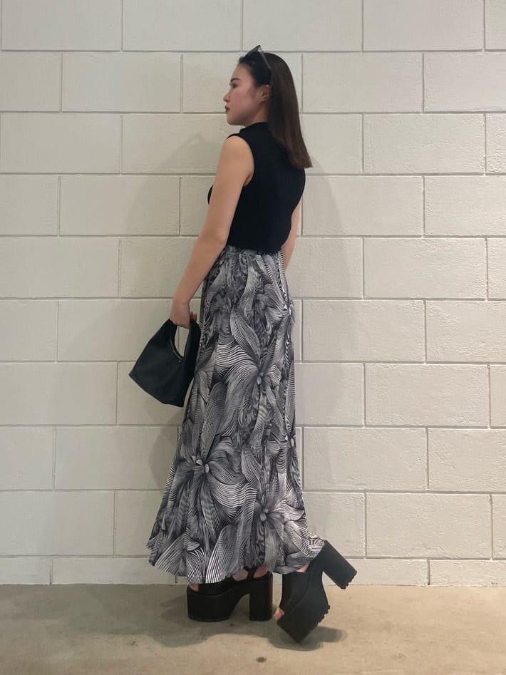 その他のスカート、ブラック系のタンクトップ、ブラック系のサンダルを着用したレディースの夏コーディネートの2枚目の写真