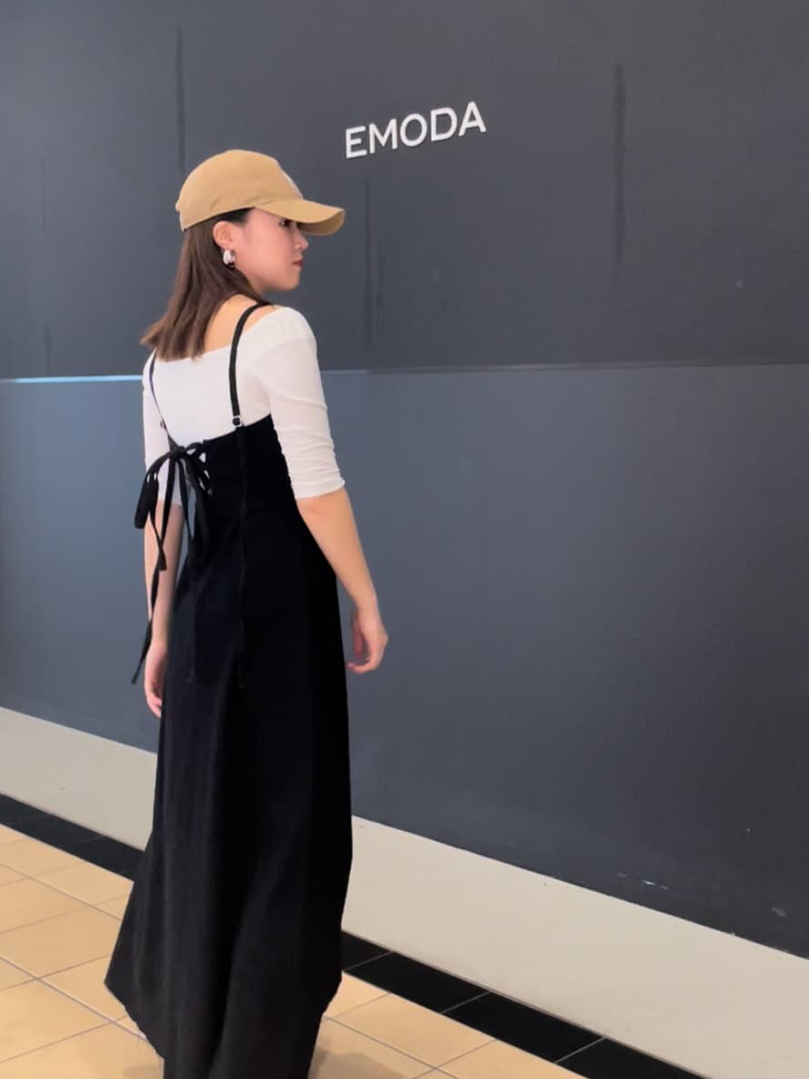 ホワイト系のTシャツ/カットソー、ブラック系のワンピース、ブラック系のサンダルを着用したレディースの夏コーディネートの2枚目の写真