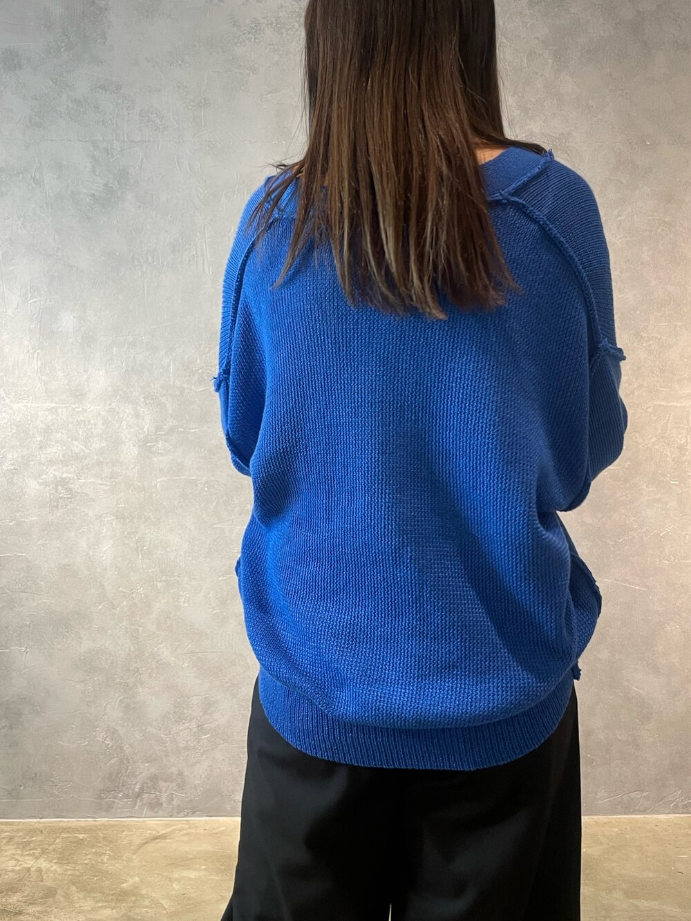 ブラック系のその他パンツ、ブラック系のブーツ、ブルー系のカーディガン/ボレロを着用したレディースの冬コーディネートの6枚目の写真