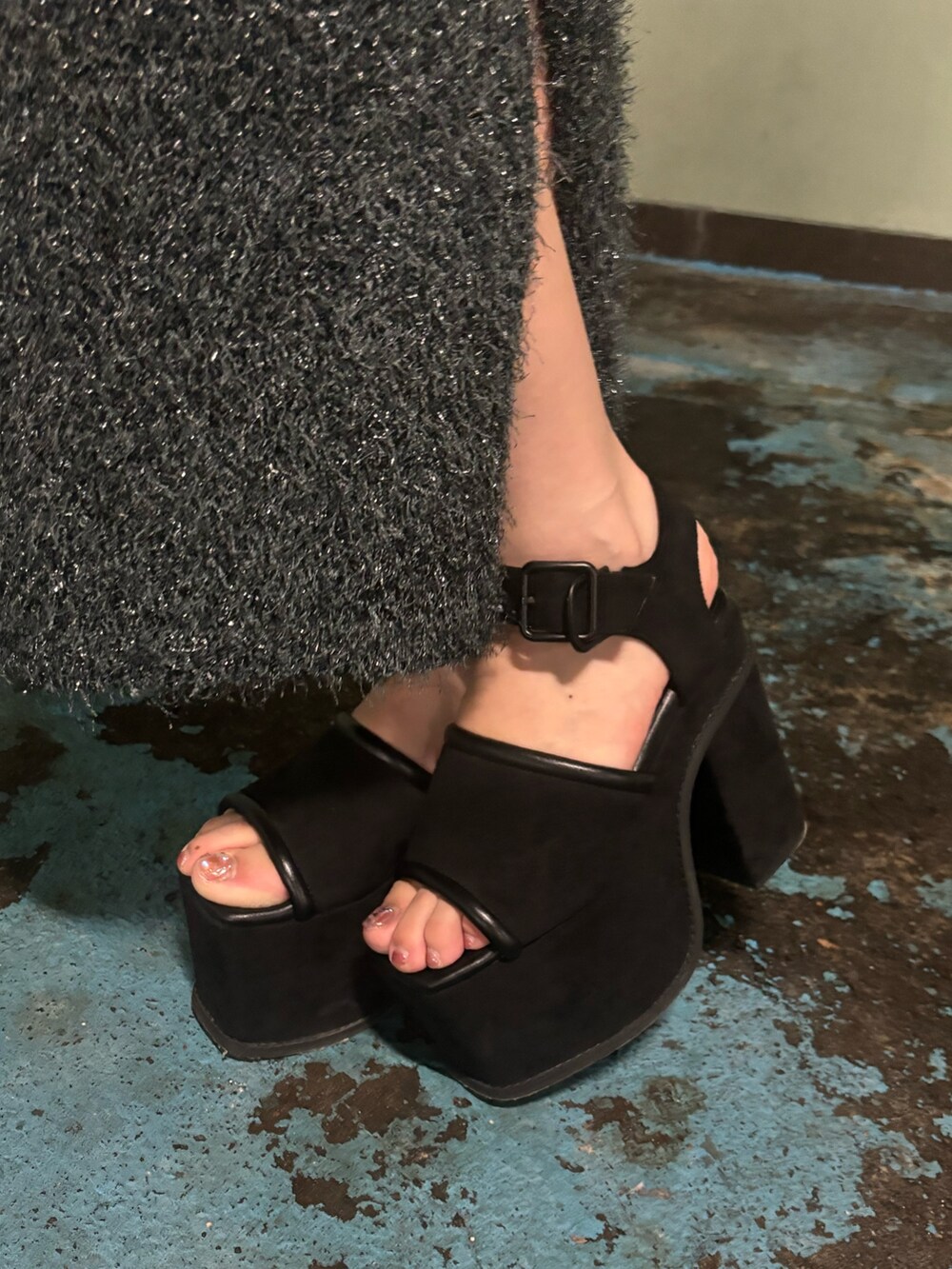 ブラック系のサンダル、ブラック系のハンドバッグ、グレー系のタンクトップを着用したレディースの夏コーディネートの8枚目の写真