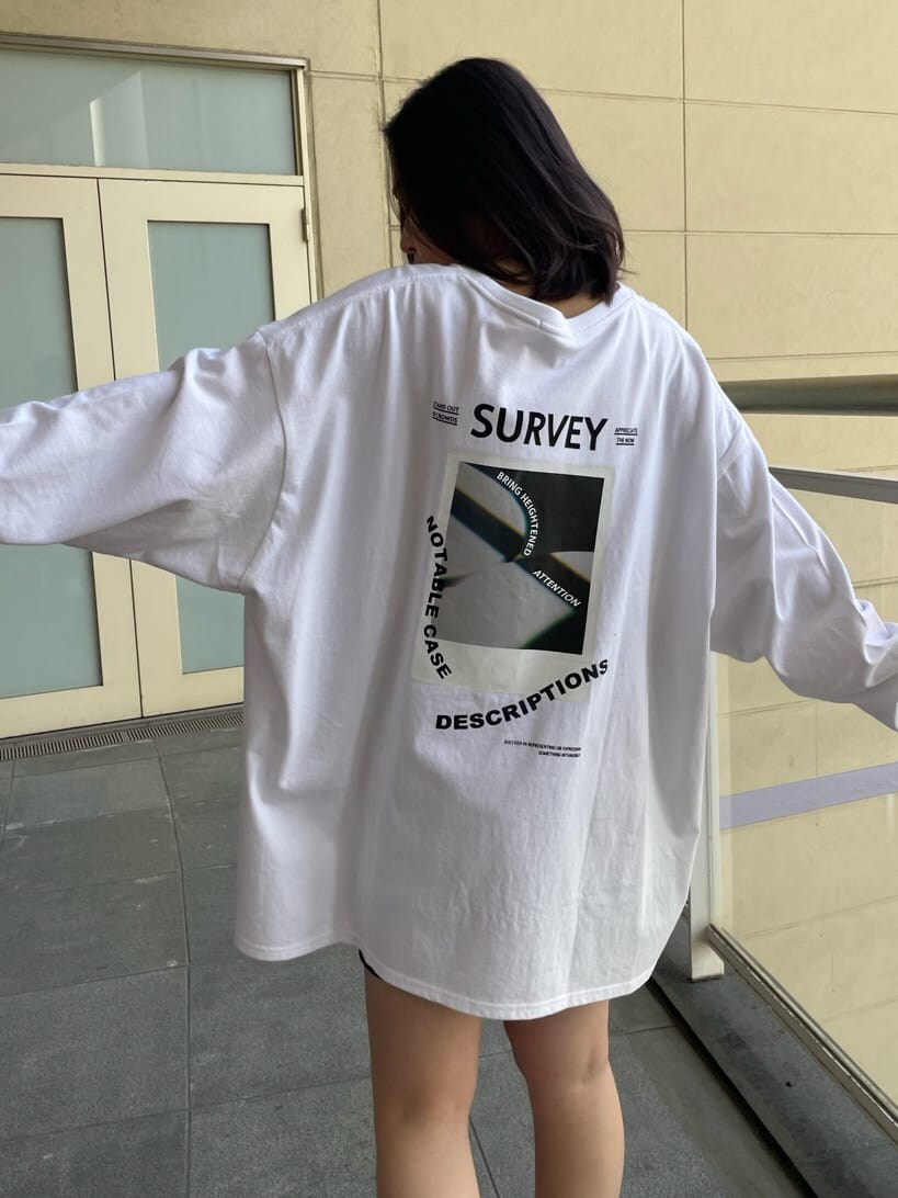 ホワイト系のTシャツ/カットソー、ホワイト系のブーツ、ブラック系のスカートを着用したレディースの春コーディネートの4枚目の写真