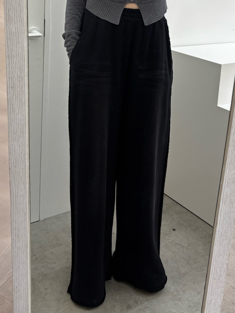 ブラック系のスウェットパンツ、ブラック系のスニーカーを着用したレディースの秋コーディネートの4枚目の写真