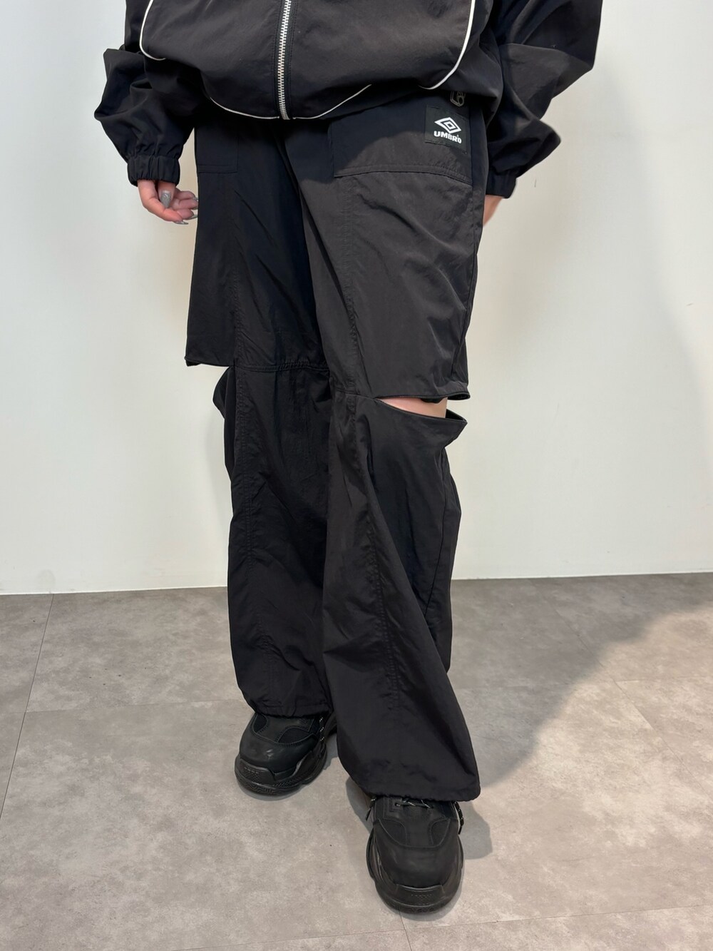 ブラック系のブルゾン、ブラック系のその他パンツ、ブラック系のスニーカーを着用したレディースの春コーディネートの6枚目の写真