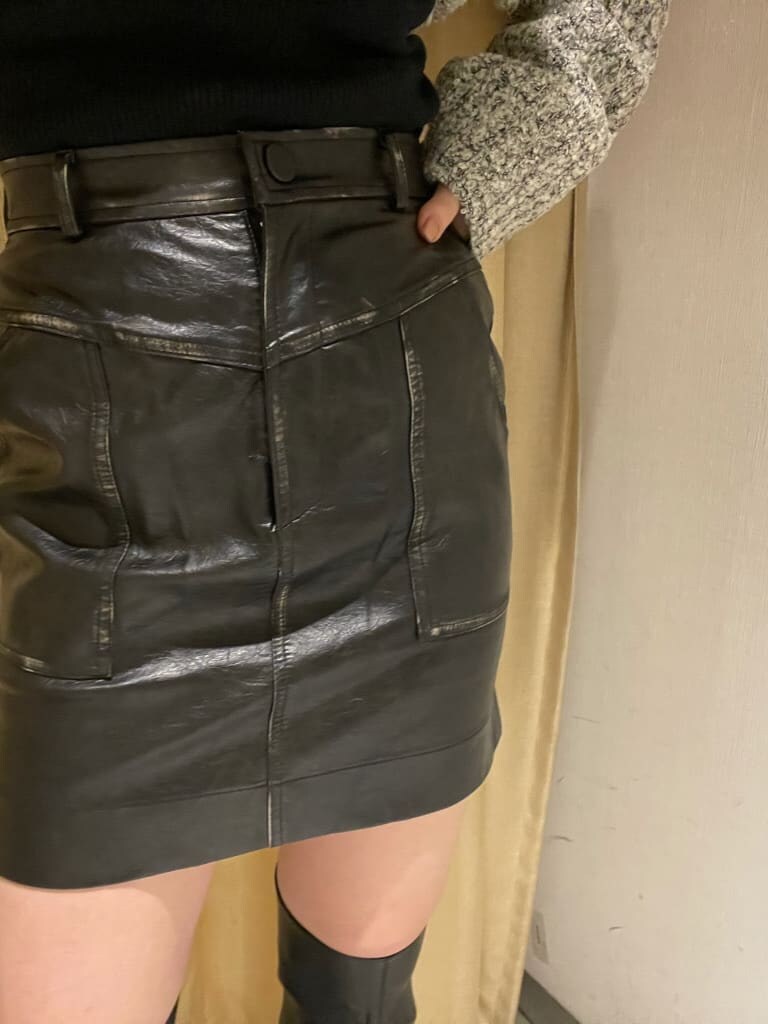 ブラック系のブーツ、ブラック系のスカート、ブラック系のニット/セーターを着用したレディースの秋コーディネートの3枚目の写真