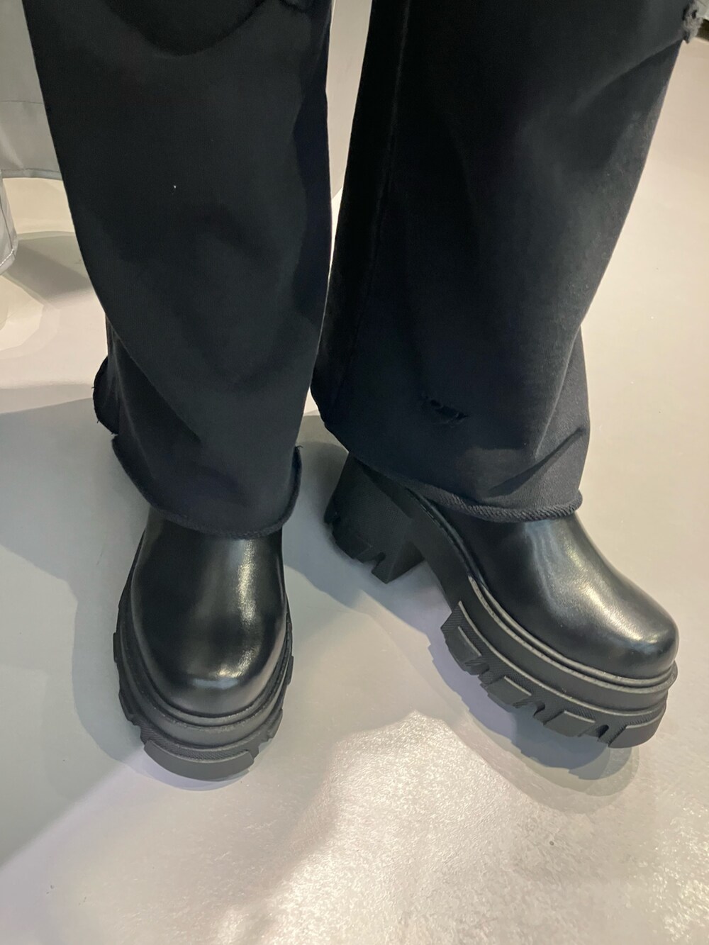 ブラック系のスウェットパンツ、ホワイト系のシャツ/ブラウス、ブラウン系のブーツを着用したレディースの秋コーディネートの6枚目の写真