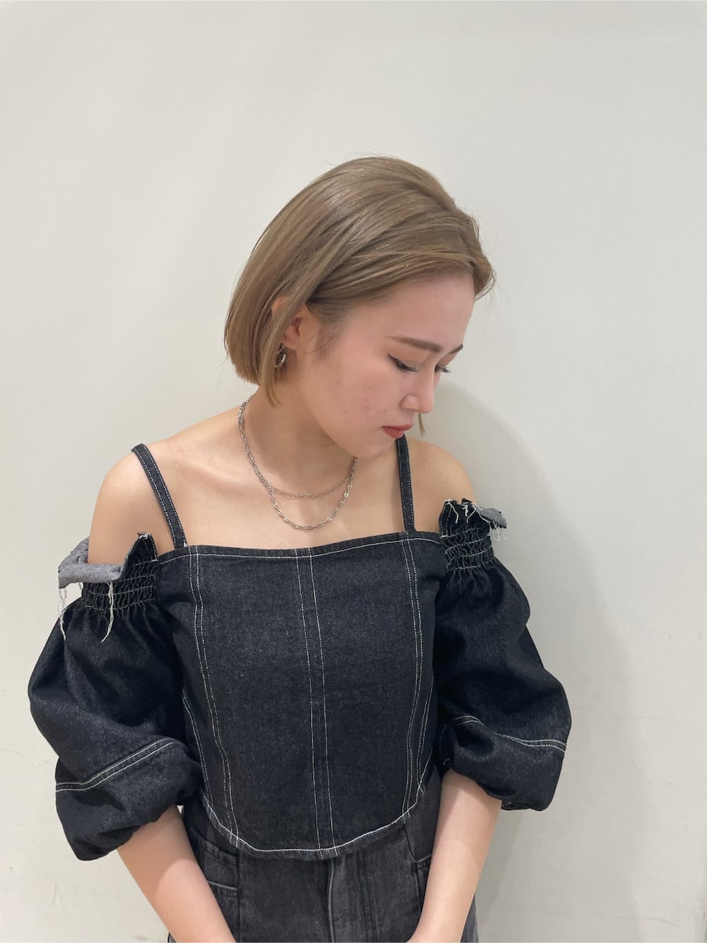 ブラック系のデニムスカート、ブラック系のシャツ/ブラウスを着用したレディースの夏コーディネートの4枚目の写真