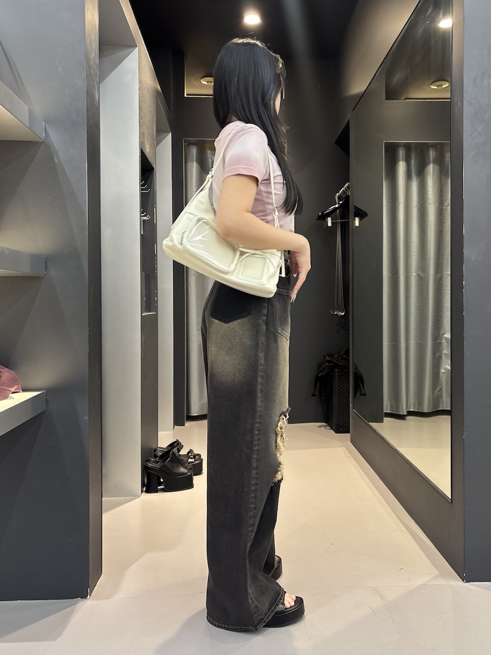 ブラック系のサンダル、ブラック系のデニムパンツ、ピンク系のTシャツ/カットソーを着用したレディースの夏コーディネートの3枚目の写真