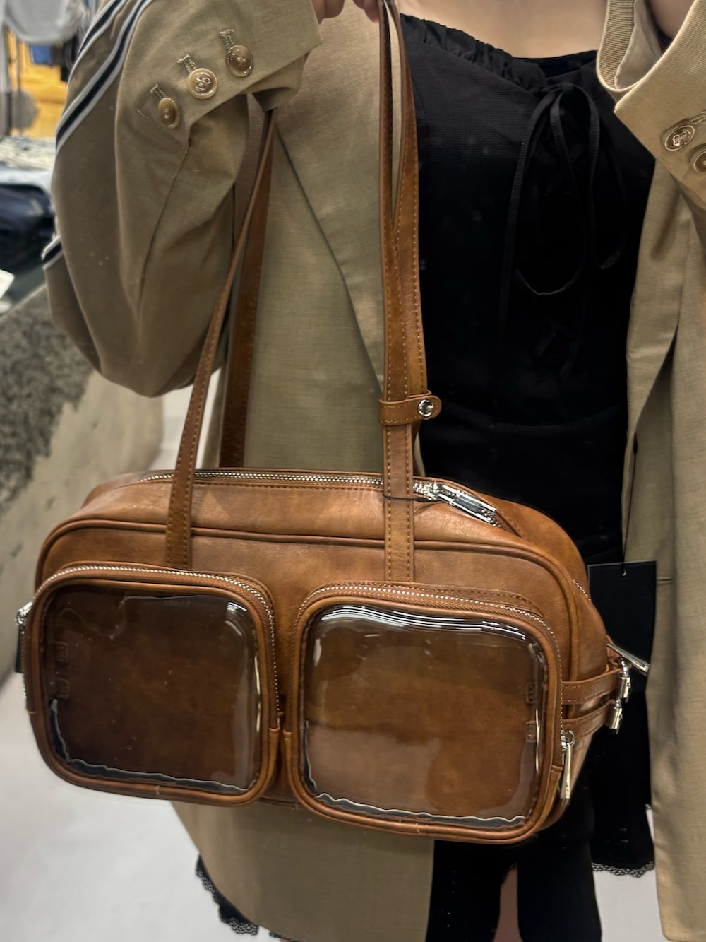 ブラック系のサンダル、グレー系のテーラードジャケット、ブラウン系のショルダーバッグを着用したレディースの春コーディネートの5枚目の写真