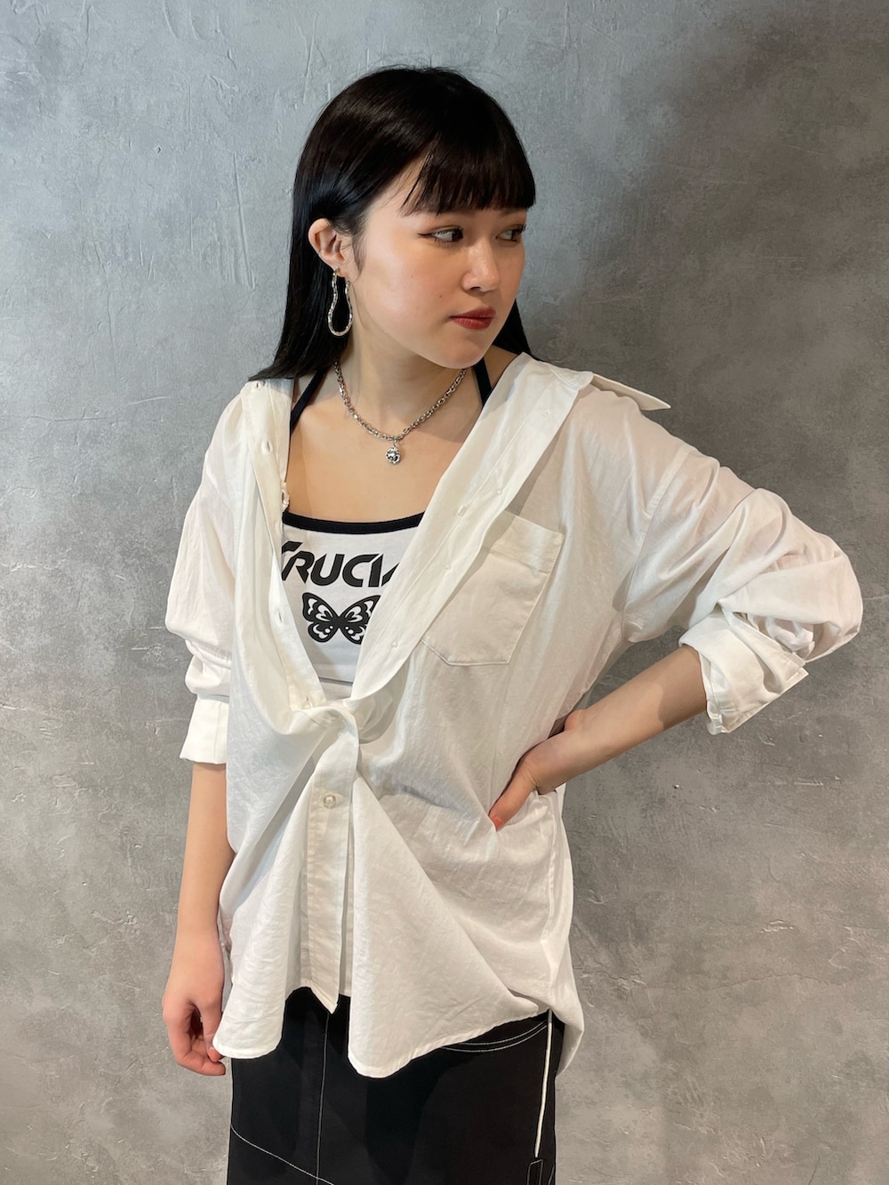 ホワイト系のサンダル、ホワイト系のキャミソール、ブラック系のスカートを着用したレディースの春コーディネートの4枚目の写真