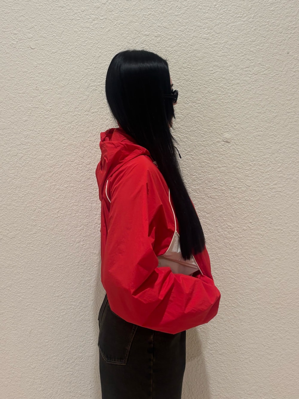 ブルー系のデニムパンツ、ホワイト系のパンプス、ブルー系のブルゾンを着用したレディースの春コーディネートの5枚目の写真