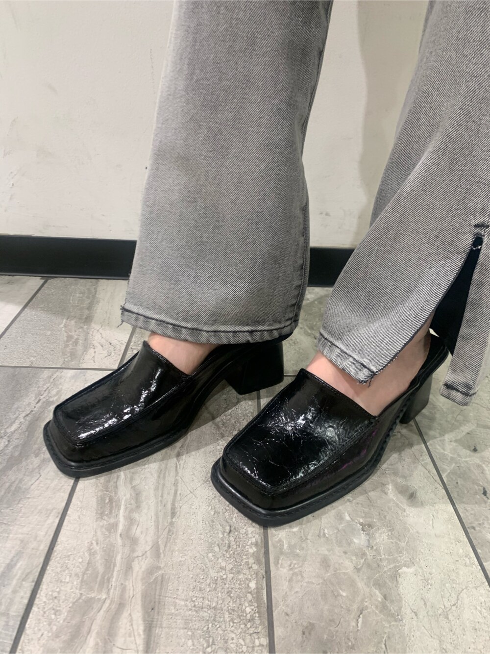 ブラック系のサンダル、グリーン系のカーディガン/ボレロ、ブラック系のデニムパンツを着用したレディースの春コーディネートの5枚目の写真