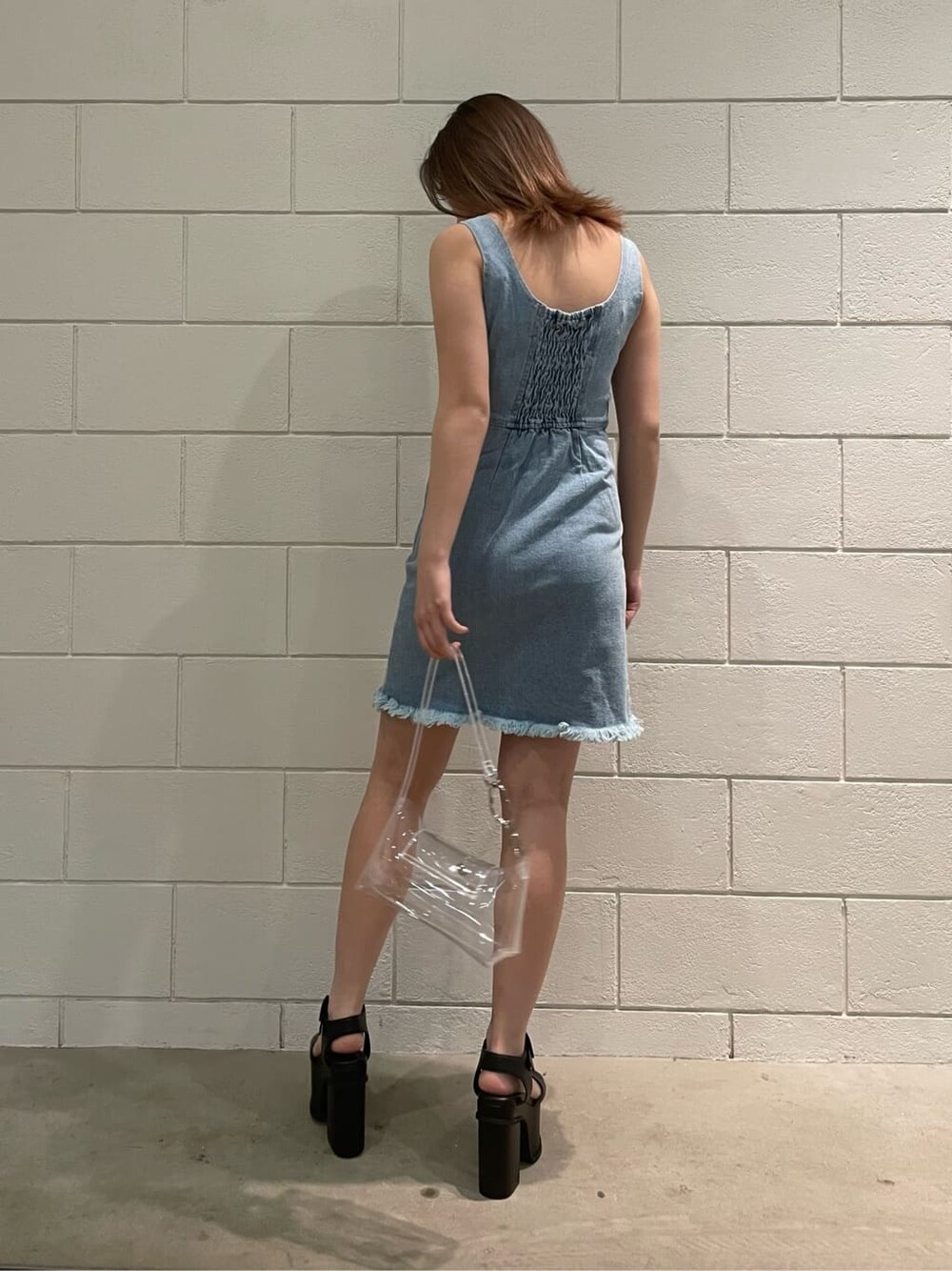 ブラック系のサンダル、その他のハンドバッグ、ブルー系のワンピースを着用したレディースの春コーディネートの2枚目の写真