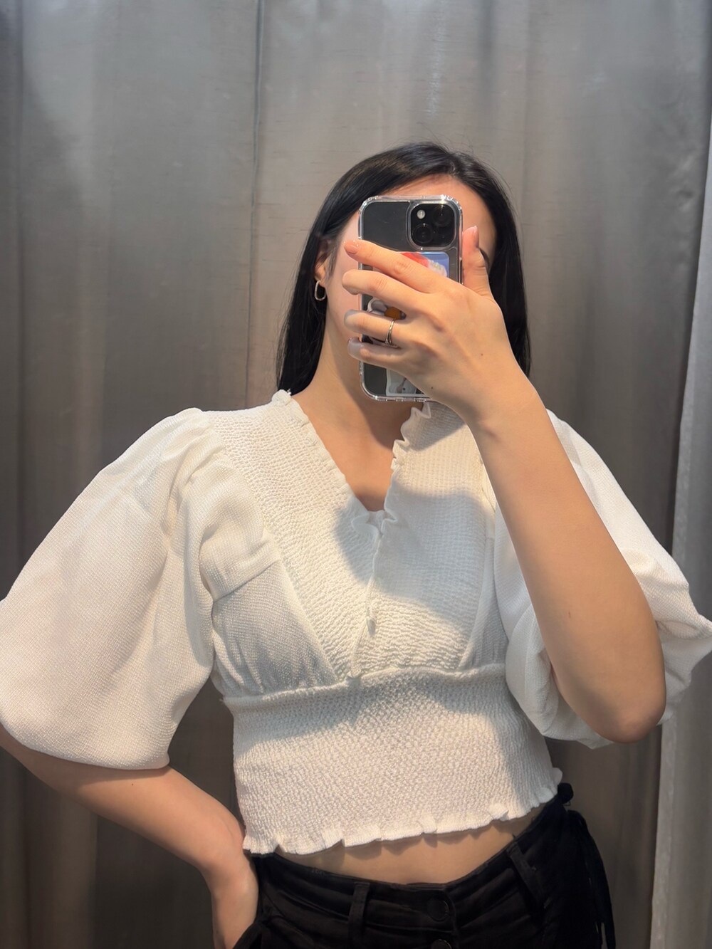 ブラック系のサンダル、ブラック系のデニムパンツ、ホワイト系のTシャツ/カットソーを着用したレディースの春コーディネートの5枚目の写真