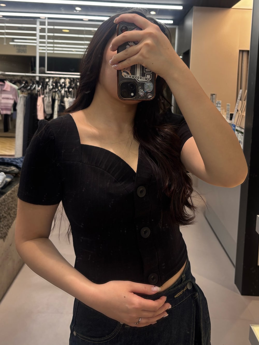 ブラック系のサンダル、ブルー系のスカート、その他のTシャツ/カットソーを着用したレディースの春コーディネートの3枚目の写真