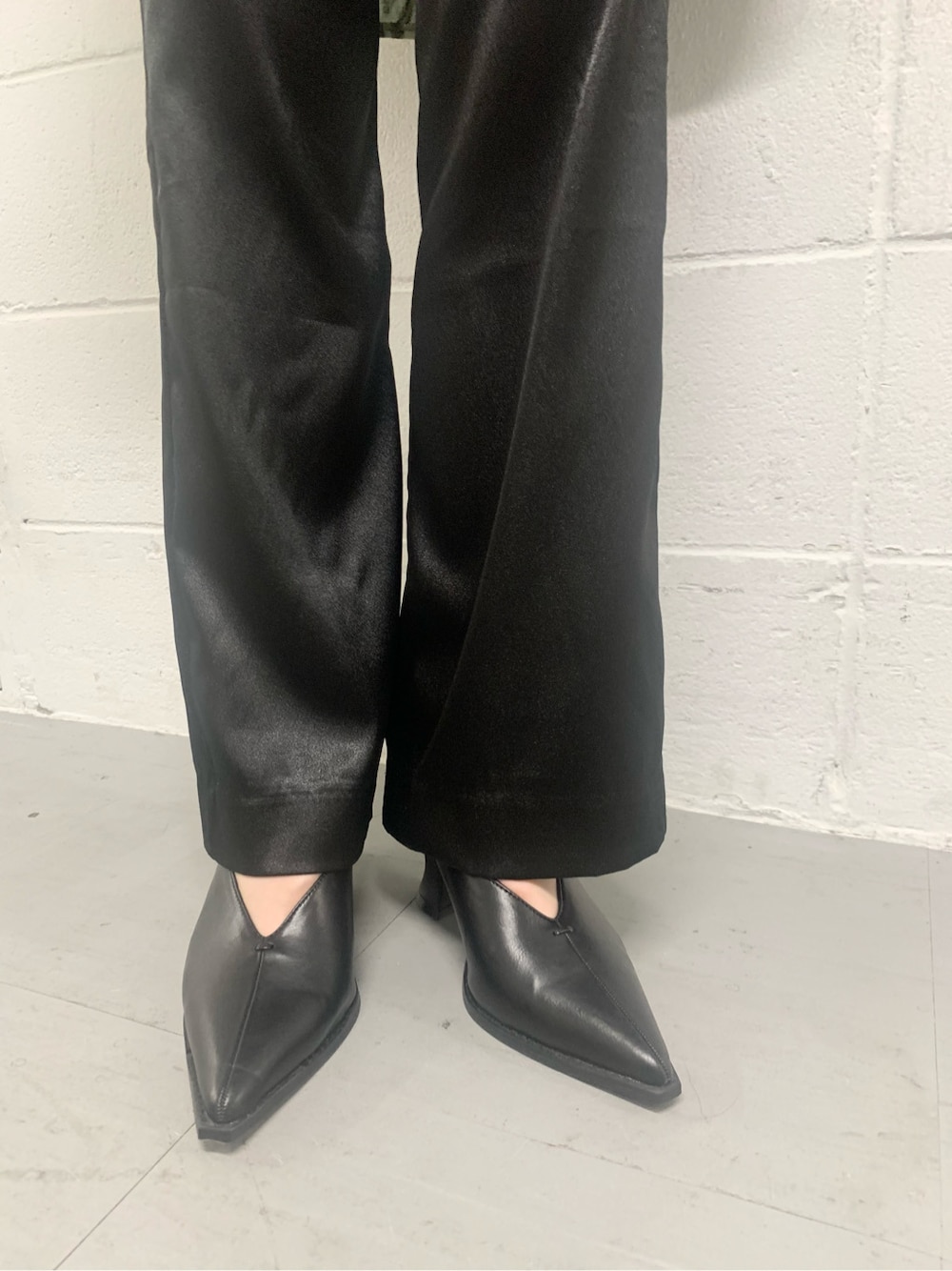 その他のシャツ/ブラウス、ブラック系のその他パンツ、ブラック系のサンダルを着用したレディースの春コーディネートの7枚目の写真