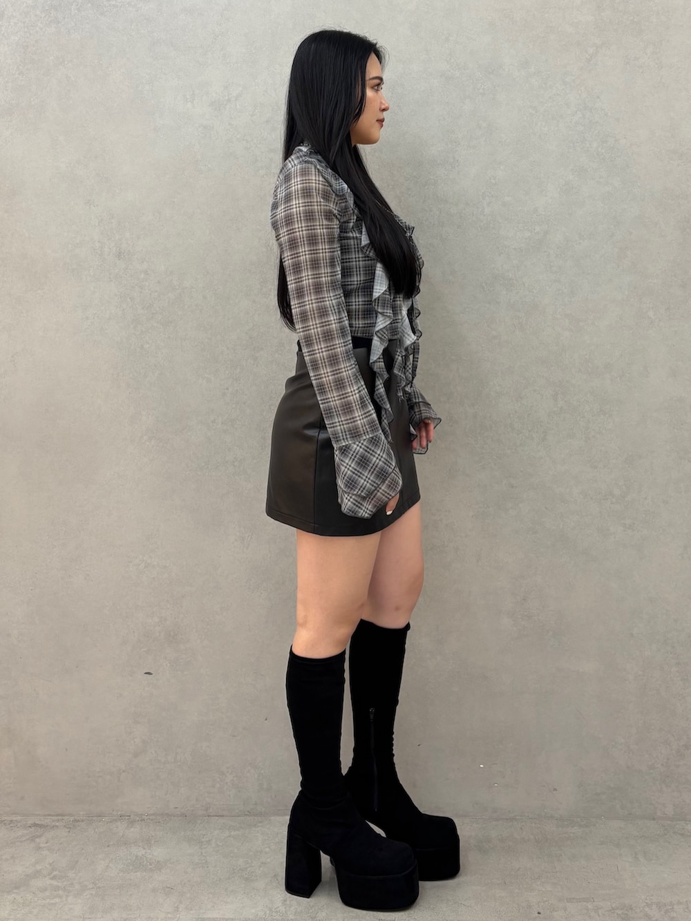 「EMODAのバルキープランプフィットブーツ（ブーツ、ブラック系）」を使った、久道理沙さん（レディース・160cm）の夏コーディネートの2枚目の写真