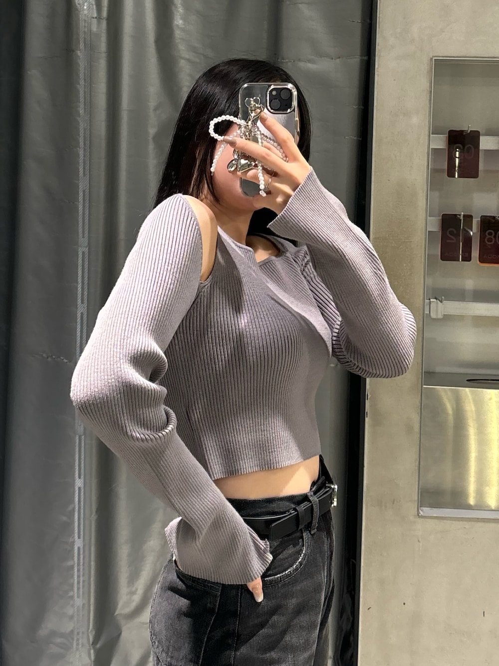 ブルー系のデニムパンツ、グレー系のニット/セーター、ブラック系のブーツを着用したレディースの秋コーディネートの4枚目の写真