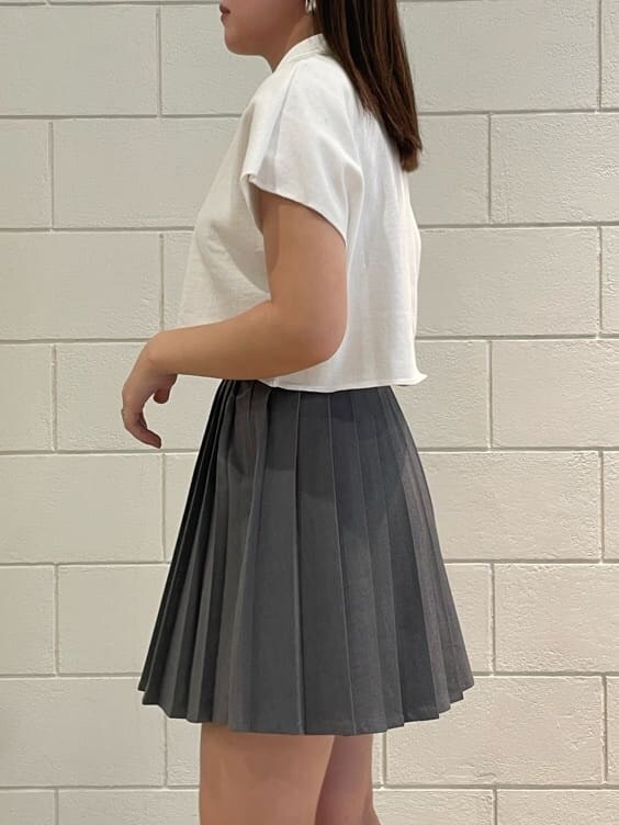 ホワイト系のサンダル、グレー系のスカート、ホワイト系のTシャツ/カットソーを着用したレディースの夏コーディネートの4枚目の写真