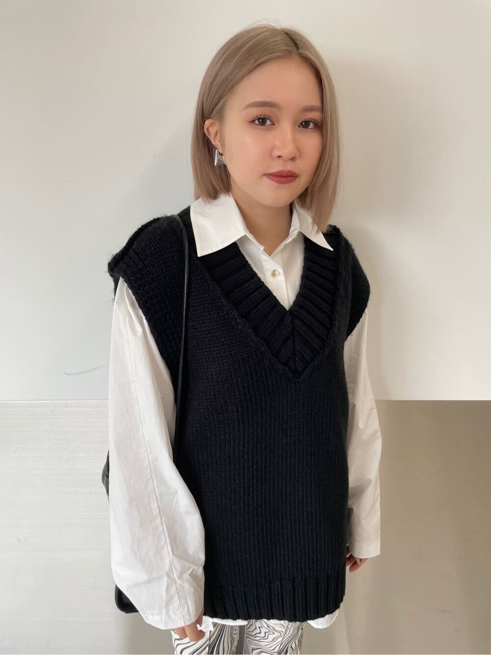 ホワイト系のシャツ/ブラウス、その他のその他パンツ、ブラック系のベストを着用したレディースの秋コーディネートの2枚目の写真