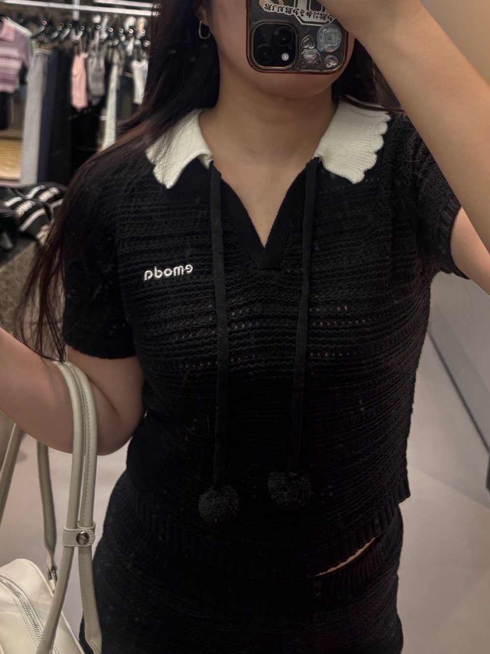 ブラック系のサンダル、ブラック系のその他パンツ、ブラック系のニット/セーターを着用したレディースの春コーディネートの3枚目の写真