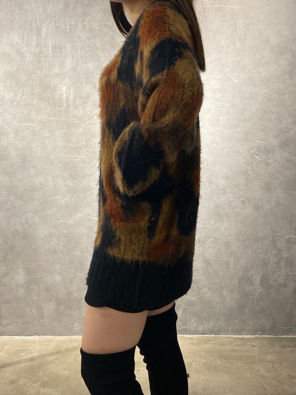 その他のニット/セーター、ブラック系のブーツ、ブラック系のハンドバッグを着用したレディースの秋コーディネートの5枚目の写真