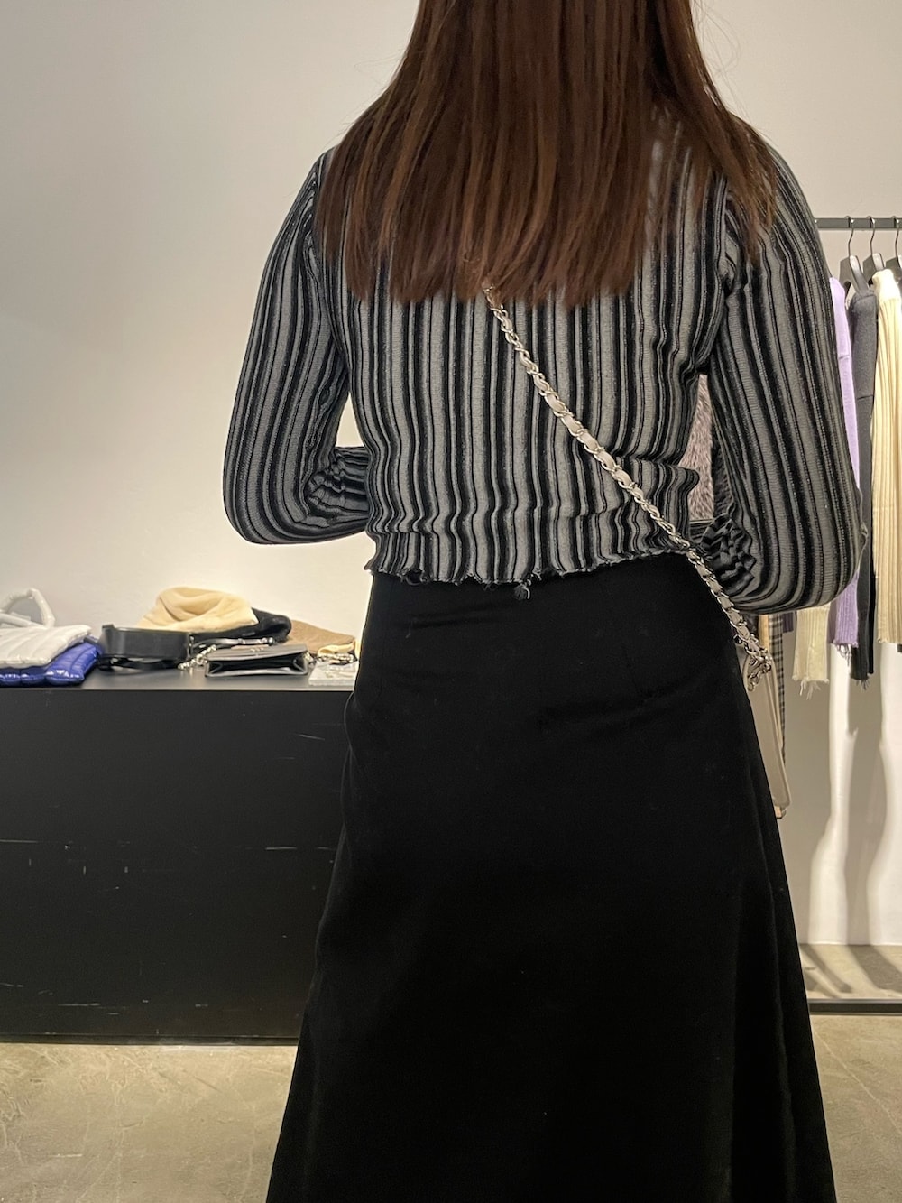 ブラック系のスカート、ブラック系のブーツ、その他のニット/セーターを着用したレディースの冬コーディネートの5枚目の写真